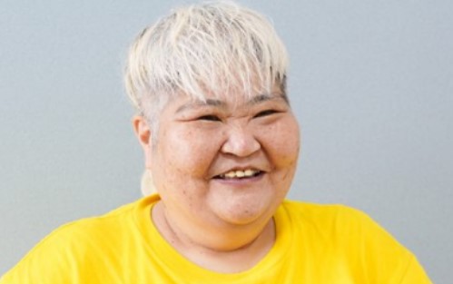 素顔はダンプ松本似？芸能人との比較も紹介