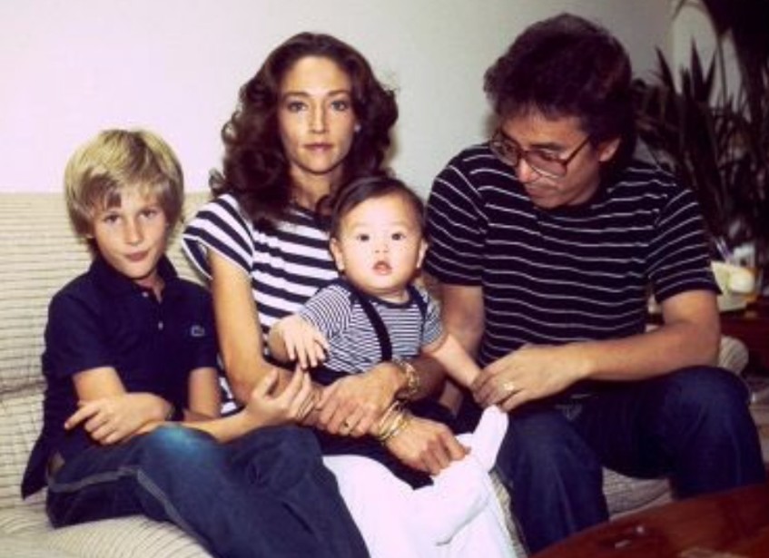 このように、マクシミリアンさんは兄と妹を持つ三人きょうだいの真ん中にあたります。