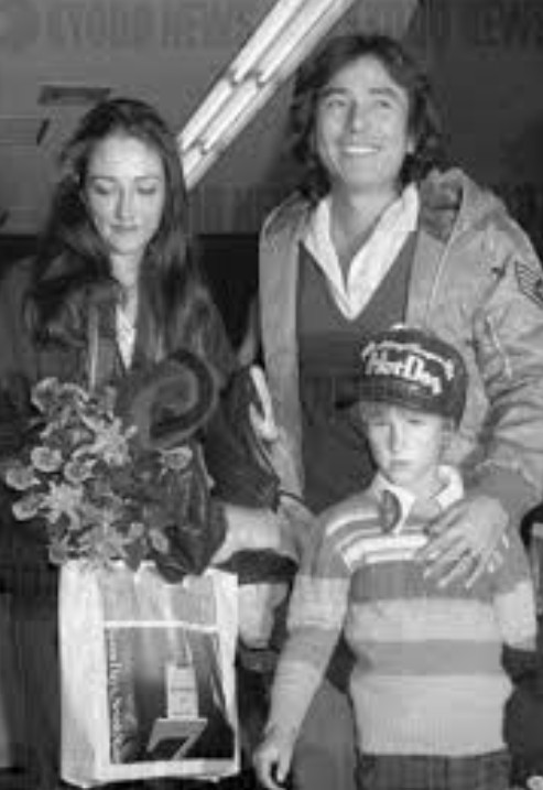 息子の現在の生活拠点と仕事の状況