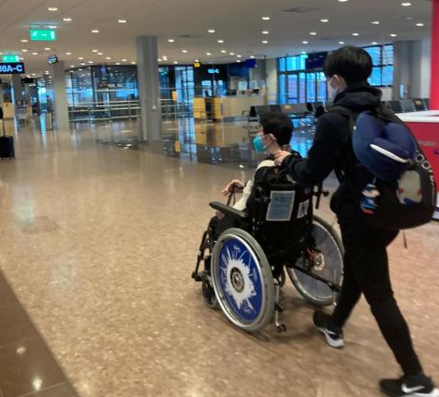 父が杖・車いすはなぜ？試合会場での姿と背景